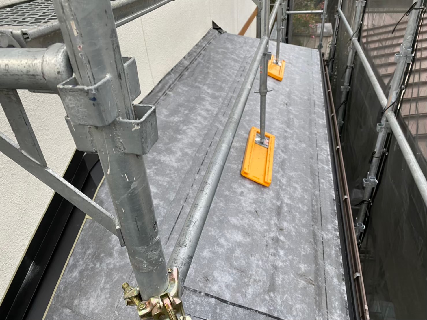 下屋根の作業開始で防水紙設置